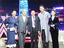 大道董事長(zhǎng)羅永輝與著名歌星劉尊老師、汪正正老師、郭津彤老師、主持人雅琪在北京電視臺(tái)錄制節(jié)目現(xiàn)場(chǎng)親切合影